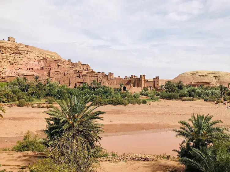 Moto sur les pistes du Djebel Saghro au Maroc