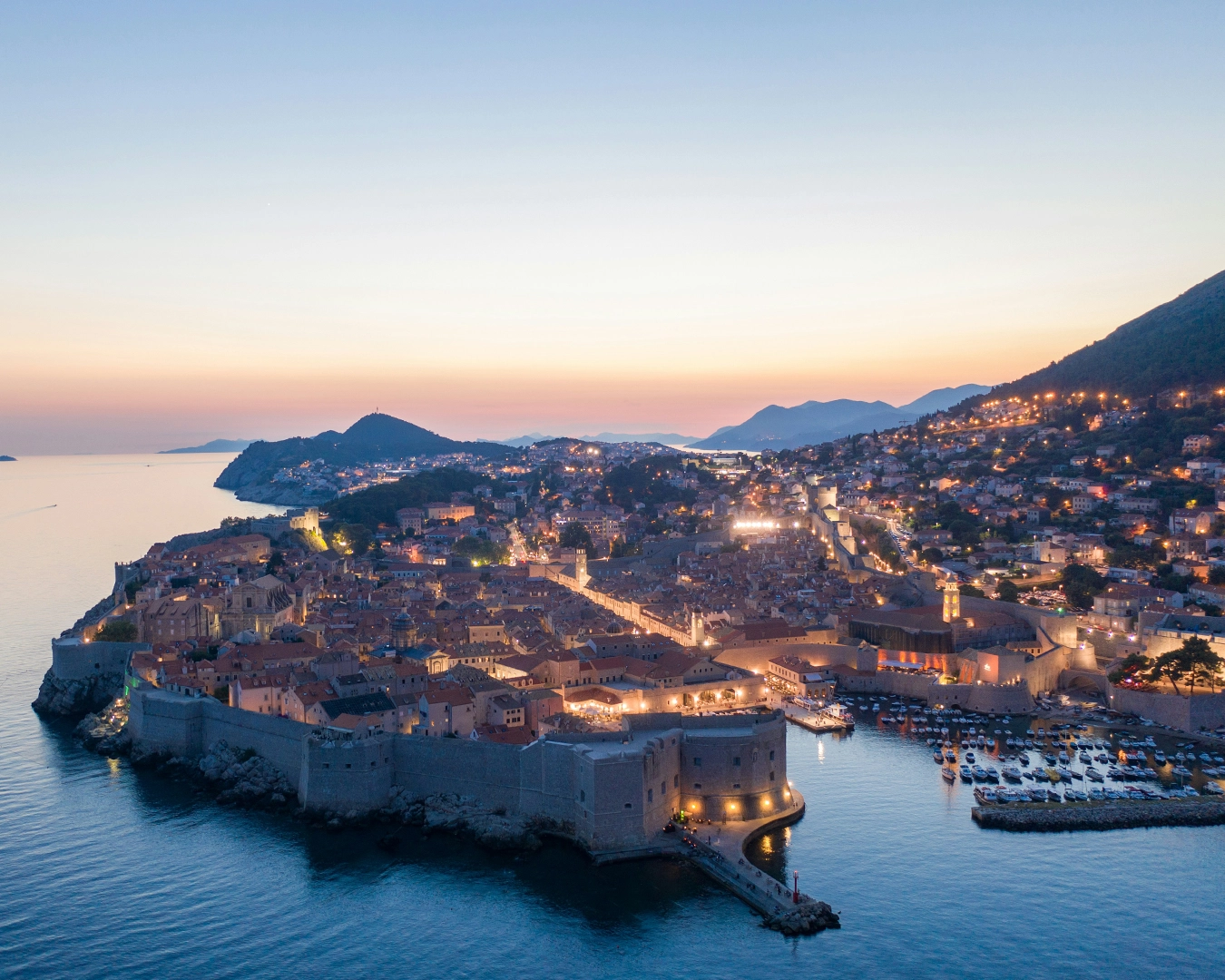 Image de nuit de Dubrovnik surplombant la mer