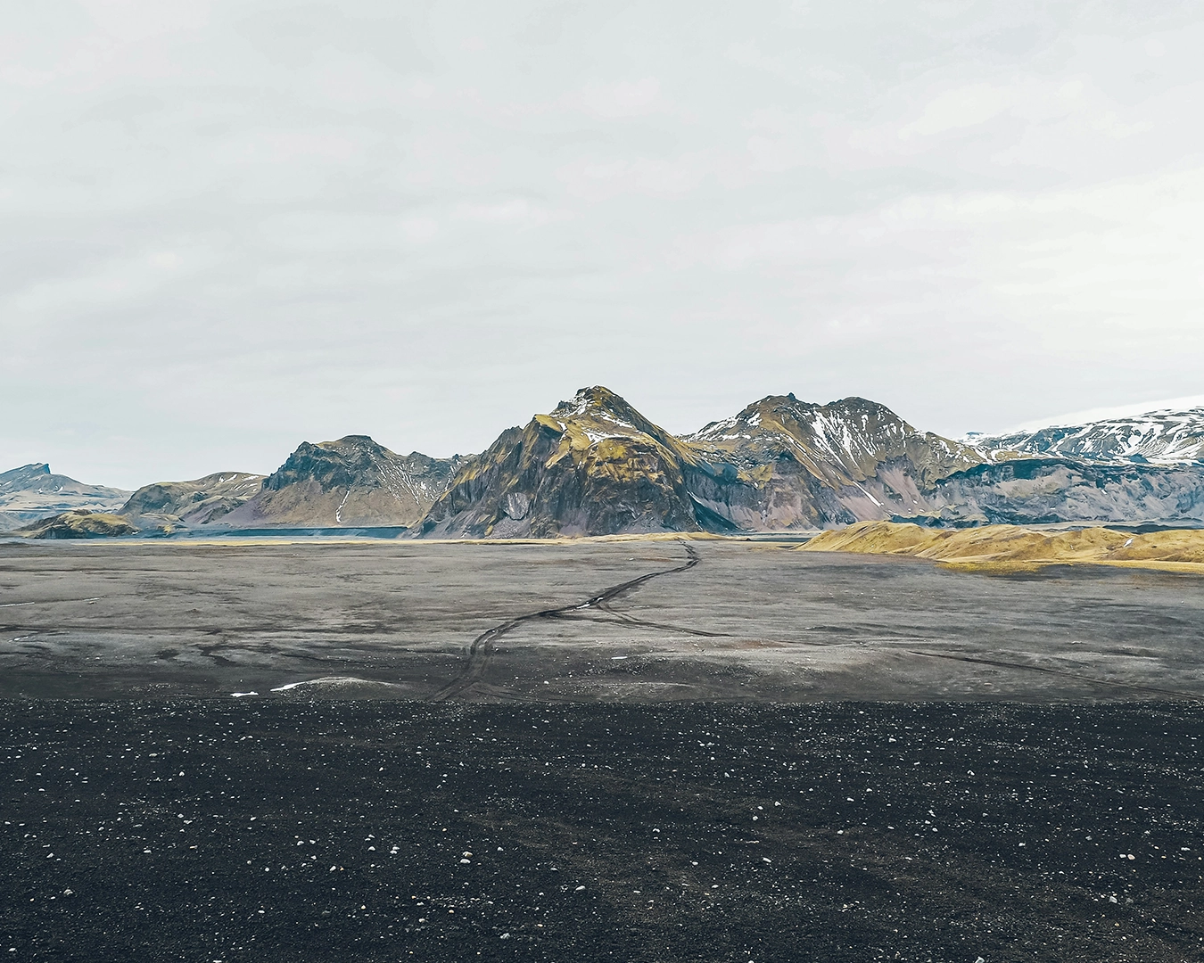 Paysage islandais à travers les champs de lave