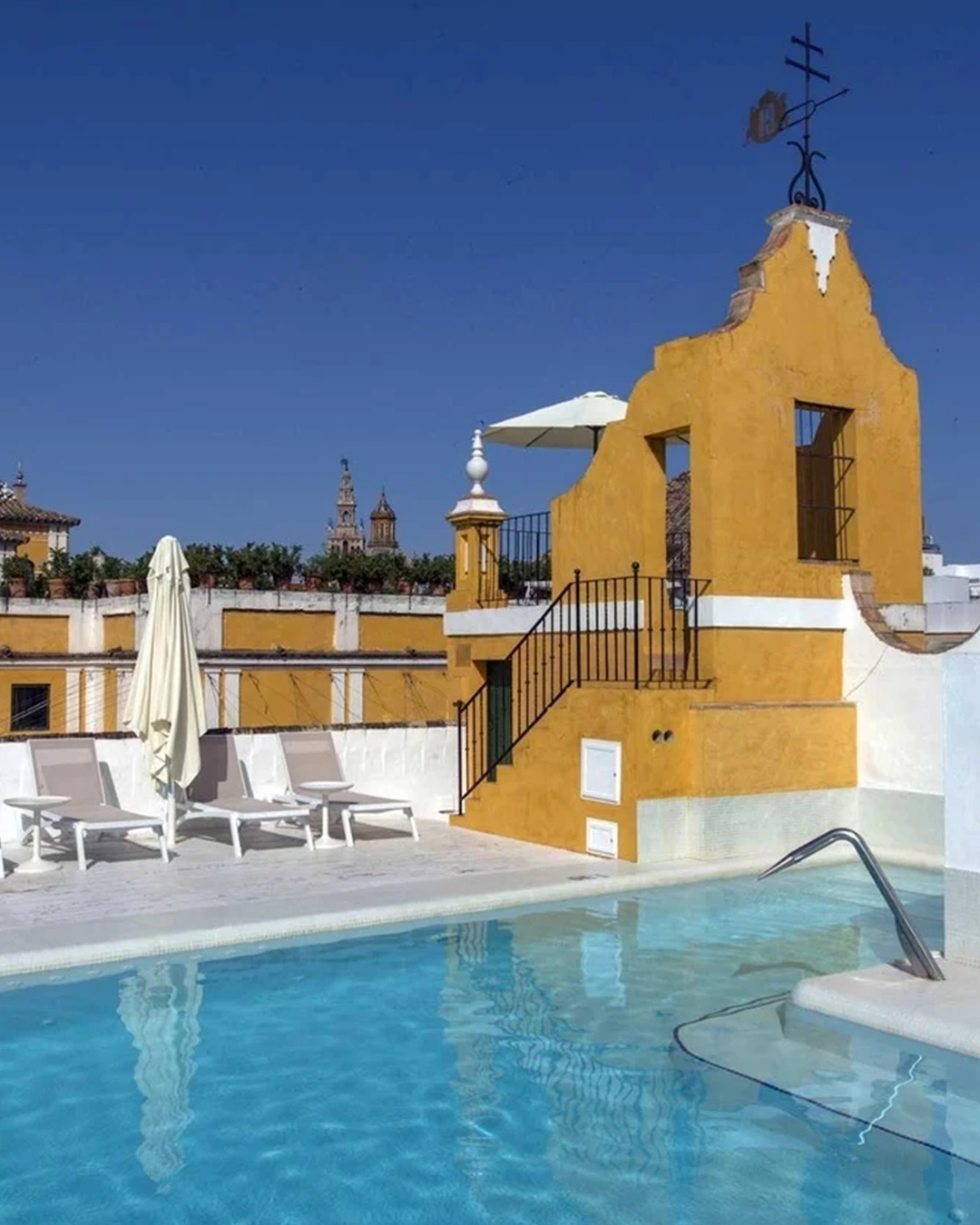 Piscine sur le toit de l'hôtel